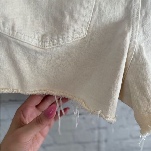 Universal Thread Cream Denim Highest Rise Shortie Size 12 - Picture 8 of 9